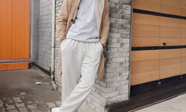 Jonge man met lichte beige kledij