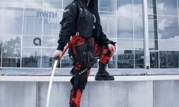 kerel met rode broek punk